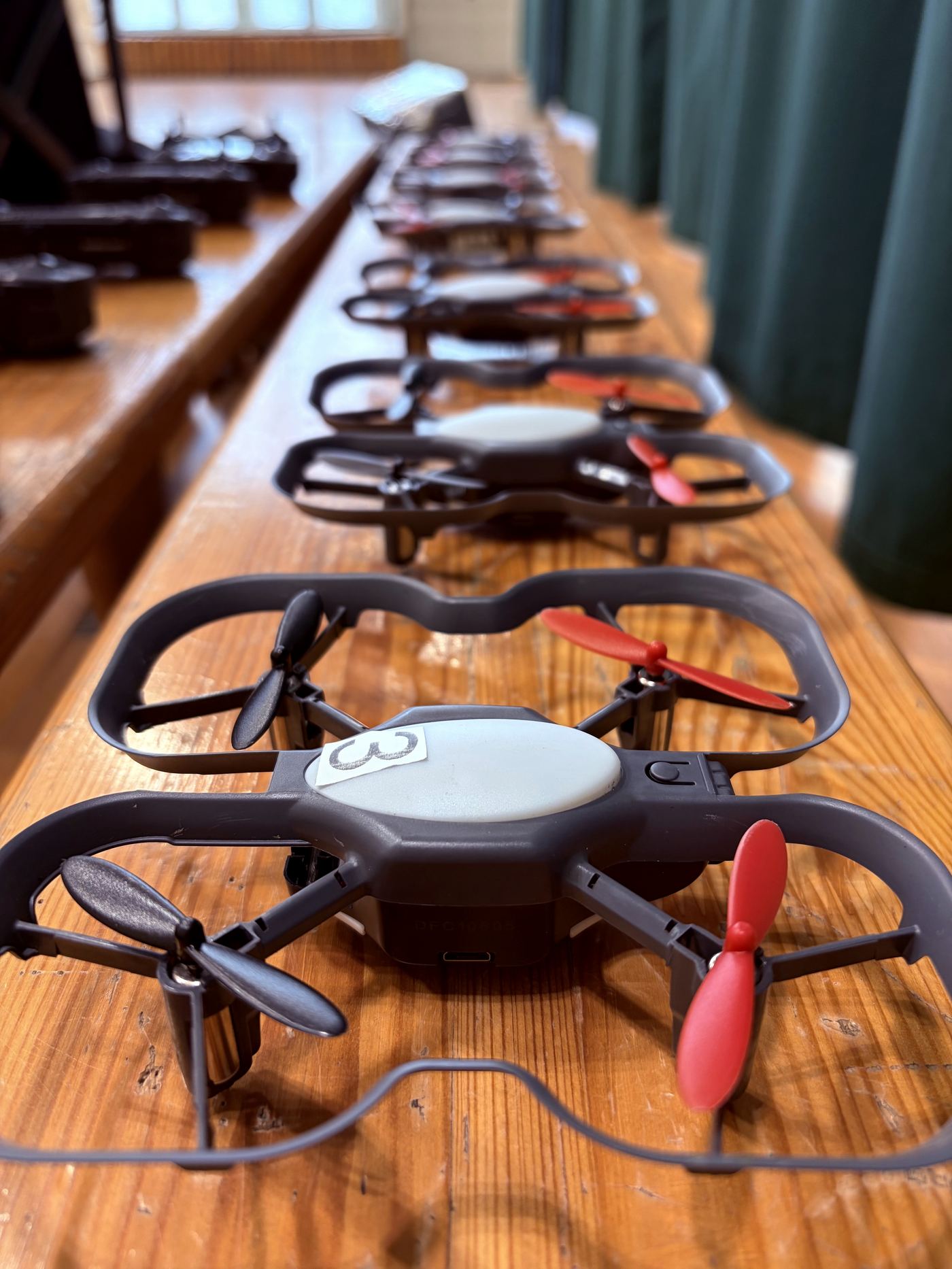 Drony edukacyjne CoDrone EDU przygotowane do zajęć w szkole