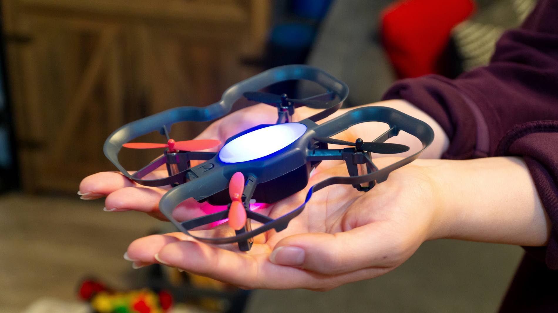 Dron edukacyjny CoDrone EDU trzymany w dłoniach