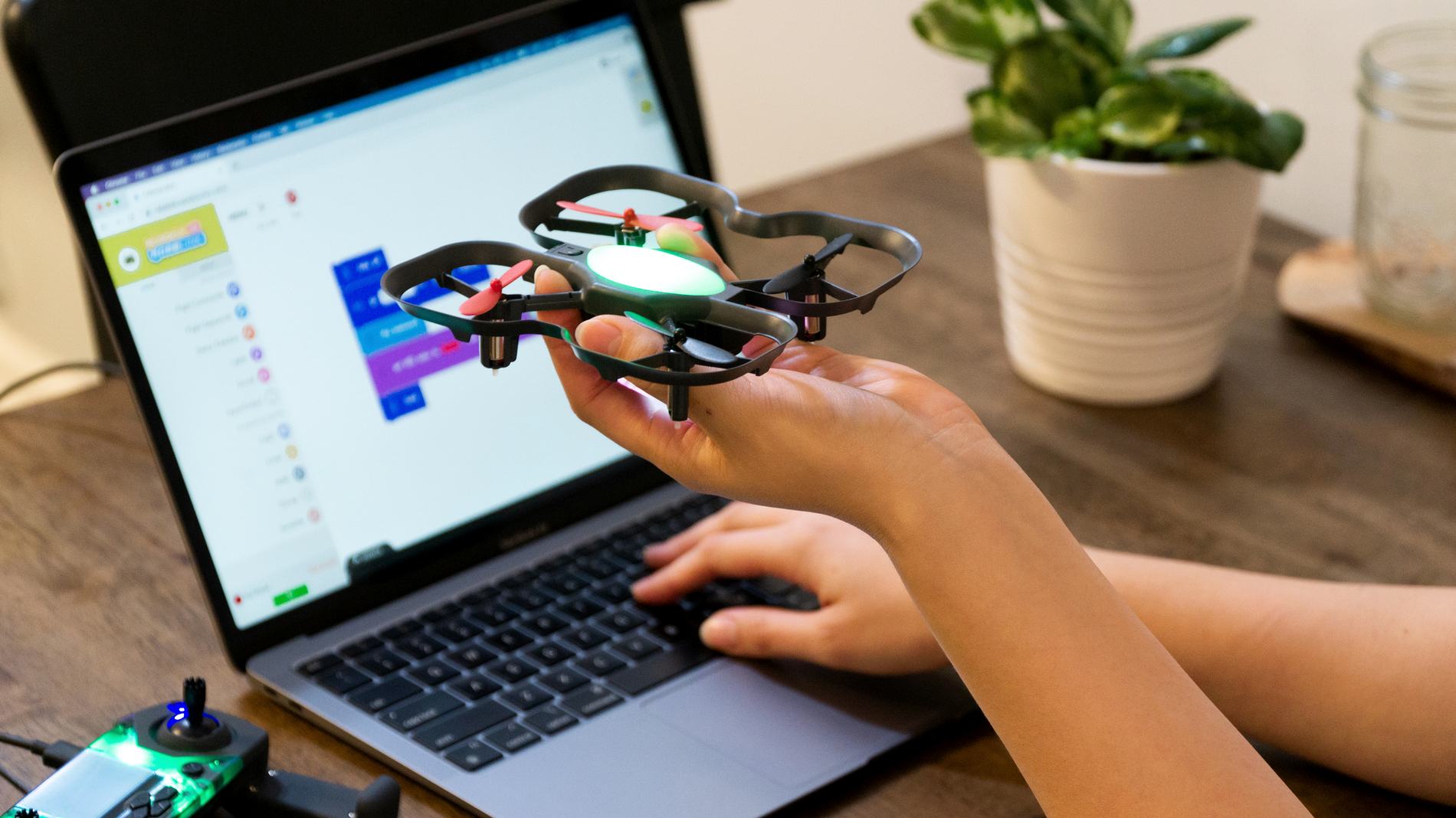 Uczeń programuje drona CoDrone EDU w Blockly na laptopie